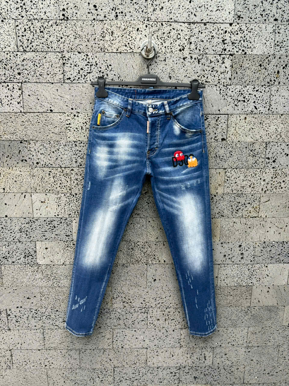 Quần Jean Dsquared2 DSQ2 Xanh bạc loang rách mài logo thêu bông xù Like Auth NV